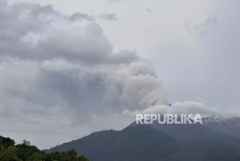 Penampakan Gunung Lewotobi Laki-Laki pada Ahad (14/1/2024). Gunung di di Flores Timur, Nusa Tenggara Timur (NTT) itu telah menunjukkan penurunan aktivitas secara visual maupun kegempaan.