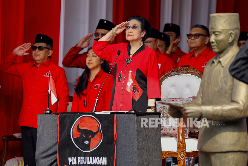 Ketua Umum DPP PDI Perjuangan Megawati Soekarnoputri (tengah).