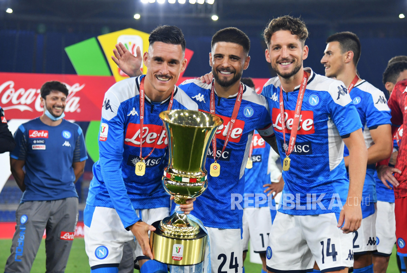  Para pemain Napoli Jose Callejon (kiri), Lorenzo Insigne (tengah) dan Dries Mertens merayakan dengan trofi setelah memenangkan pertandingan final sepakbola Piala Italia antara SSC Napoli dan Juventus FC di stadion Olimpico di Roma, Italia, 17 Juni 2020. Napoli menang 4 -2 pada penalti