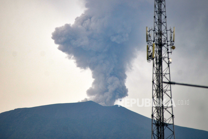 Gunung Marapi erupsi terlihat dari Padang Panjang, Sumatera Barat, Rabu (6/12/2023). Gunung Marapi masih terus erupsi dan mengakibatkan hujan abu vulkanik di kawasan Padang Panjang, Agam, Bukittinggi, dan Tanah Datar.