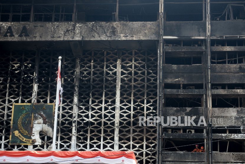 Petugas pemadam kebakaran beraktivitas di salah satu lantai gedung Kejaksaan Agung yang terbakar di Jakarta, Ahad (23/8). Kebakaran tersebut berawal sejak Sabtu (22/8) malam dan api diduga sementara berasal dari lantai enam yang merupakan bagian kepegawaian.