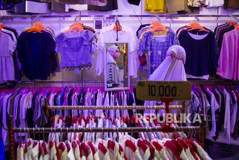 Pengunjung memilih pakaian bekas di Pasar Senen Blok III, Jakarta Pusat. Menurunnya daya beli bisa mendorong ekonomi Indonesia masuk ke jurang pertumbuhan minus. Pemerintah melakukan berbagai upaya mendorong pertumbuhan permintaan domestik agar bisa memutar roda pergerakan perekonomian.