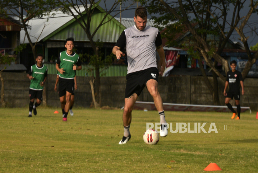 Pesepak bola PSM Makassar Wiljan Pluim (depan)