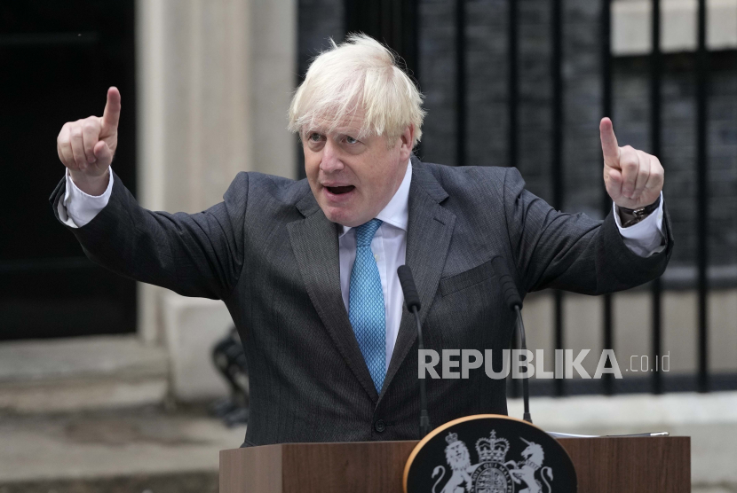 Boris Johnson memberi isyarat saat dia berbicara di luar Downing Street di London, Selasa, 6 September 2022 sebelum menuju ke Balmoral di Skotlandia, di mana dia akan mengumumkan pengunduran dirinya kepada Ratu Elizabeth II dari Inggris. Kemudian pada hari Selasa Liz Truss secara resmi akan menjadi Perdana Menteri baru Inggris setelah audiensi dengan Ratu.