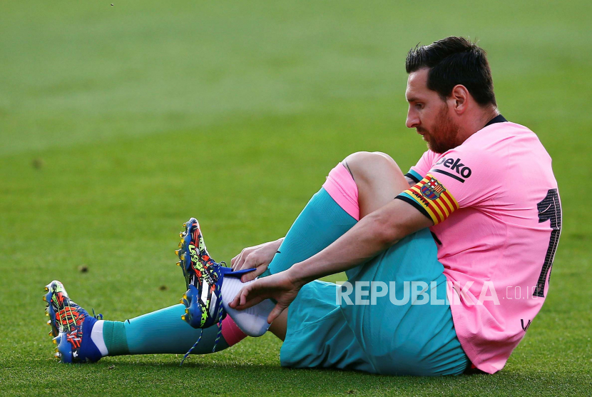  Penyerang FC Barcelona Leo Messi bersiap beberapa saat sebelum pertandingan sepak bola pramusim antara FC Barcelona dan Girona FC yang digelar di Barcelona, ??Spanyol, 16 September 2020.