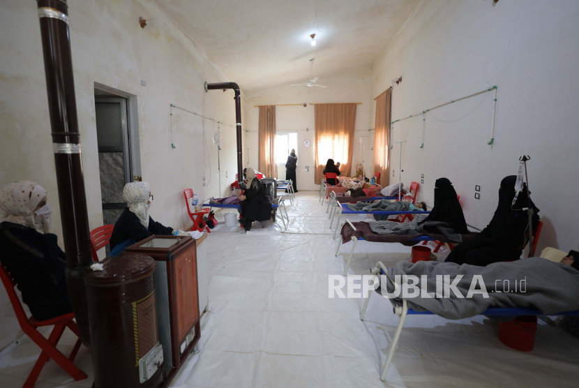 Pasien menerima perawatan di bangsal kolera Rumah Sakit Arrahma, kota Darkush di Suriah utara (ilustrasi). Suriah mencatat 81 kematian akibat wabah kolera sejak September 2022