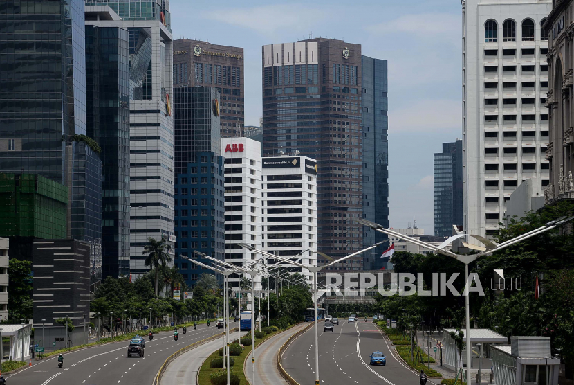 Kendaraan melintas di jalan Jend Sudirman saat pemberlakuan Pembatasan Sosial Berskala Besar (PSBB) pada hari ke dua di DKI Jakarta, Sabtu (11/4). DKI Jakarta masih menjadi pusat episentrum COVID-19 di Indonesia