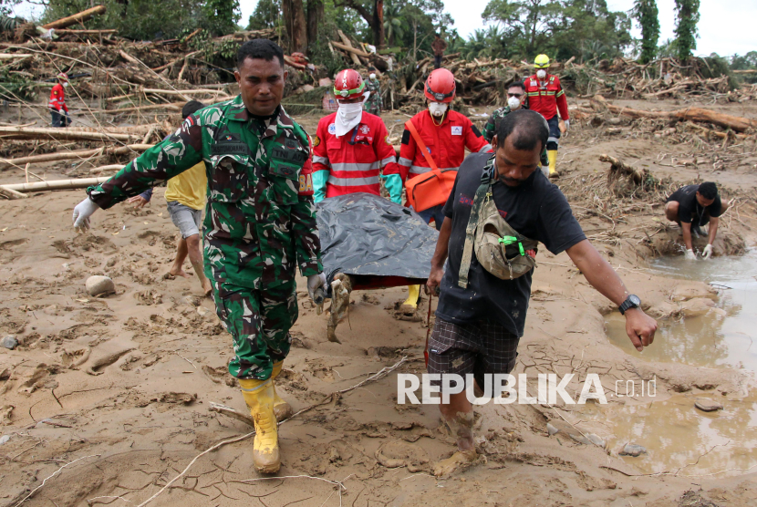 Tim SAR gabungan mengevakuasi korban banjir bandang di Desa Aek Garoga, Kecamatan Batang Toru, Kabupaten Tapanuli Selatan, Sumatera Utara, Jumat (28/11/2025).