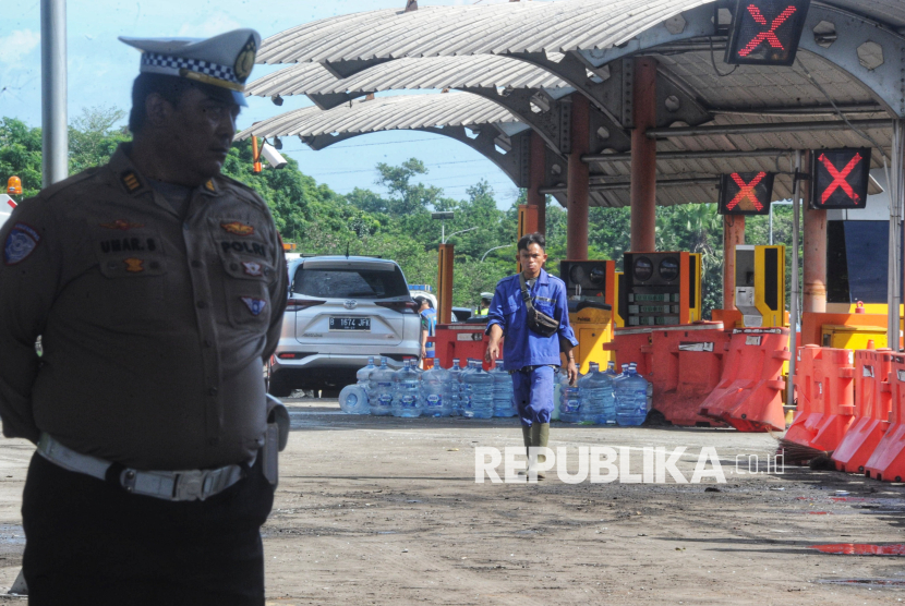 Suasana di lokasi Tempat Kejadian Perkara (TKP) kecelakaan beruntun di Gerbang Tol Ciawi 2, Bogor, Jawa Barat, Rabu (5/2/2025). Polisi mengungkapkan dugaan penyebab kecelakaan enam kendaraan beruntun di Gerbang Tol Ciawi 2 yang menewaskan 8 orang dan belasan orang luka-luka pada Selasa (4/2/2025) sekitar pukul 23.30 WIB diduga akibat rem truk tronton pembawa galon blong. Mereka saat ini masih melakukan masih melakukan penyelidikan. Korban meninggal dunia maupun luka-luka langsung dilarikan ke Rumah Sakit Umum Daerah (RSUD) Ciawi untuk menerima penanganan.