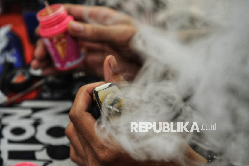 Penjual rokok elektronik (vape) (ilustrasi).