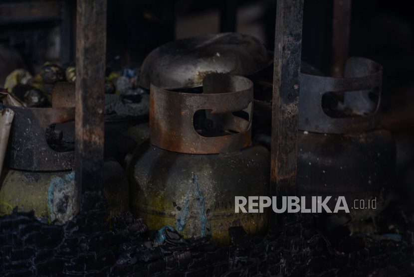 Tabung gas milik pedagang terbakar di Pasar Inpres Blok C Pasar Minggu, Jakarta, Selasa (13/4). Kebakaran yang diduga akibat arus pendek tersebut menghanguskan sekitar 389 kios di gedung Blok C dengan total kerugian ditaksir mencapai Rp 2 miliar. Republika/Thoudy Badai