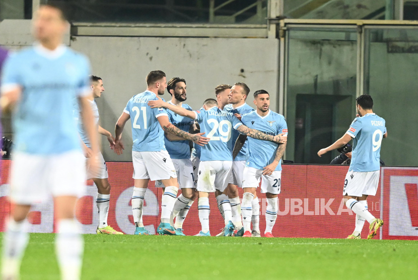 Gelandang Lazio Sergej Milinkovic-Savic (kiri) merayakan gol dengan rekan-rekannya.