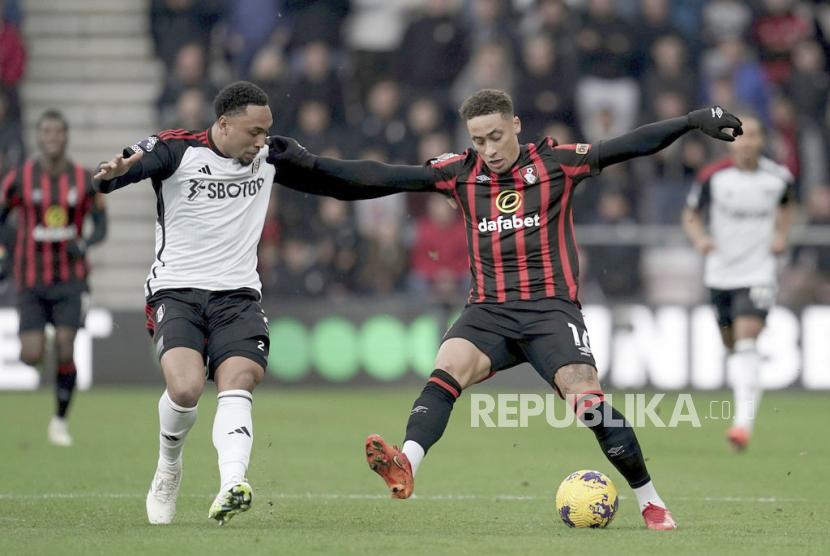 Fulham Kenny Tete, left, and Bournemouth Marcus Tavernier battle for the ball during the English Premier League soccer match between Fulham FC and AFC Bournemouth at the Vitality Stadium, in Bournemouth, England, Tuesday Dec. 26, 2023.