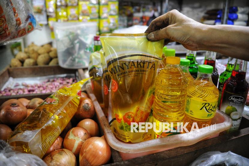 Pedagang menunjukkan minyak goreng Minyakita di Pasar Rumput, Jakarta, Senin (10/3/2025). 