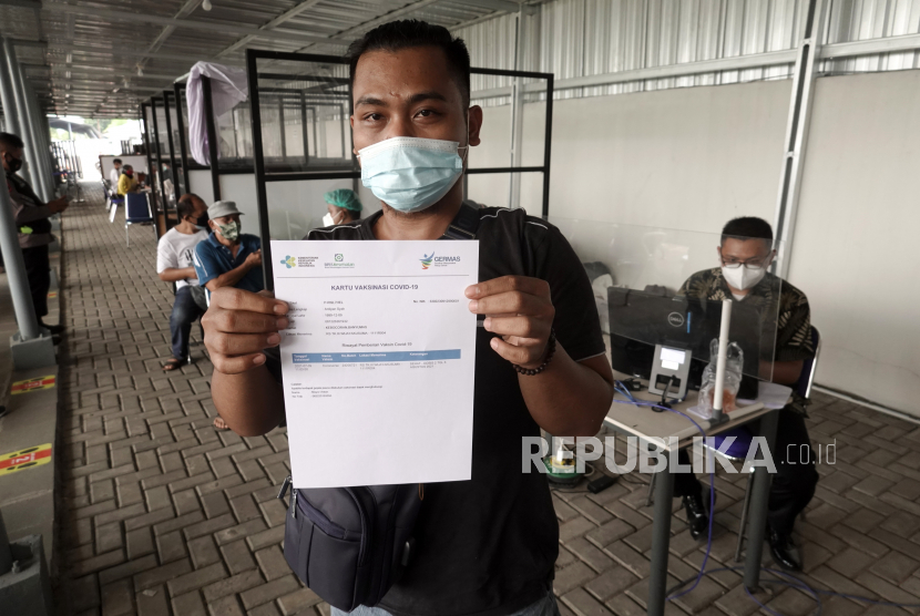 Calon penumpang kereta api menunjukan kartu vaksin yang diperoleh usai, melakukan vaksinasi COVID-19 di Stasiun Purwokerto, Banyumas, Jateng, Jumat (9/7/2021). PT Kereta Api Indonesia (Persero) atau KAI  menegaskan persyaratan perjalanan menggunakan kereta api (KA) jarak jauh dan lokal belum berubah pada perpanjangan PPKM 3-9 Agustus 2021. 