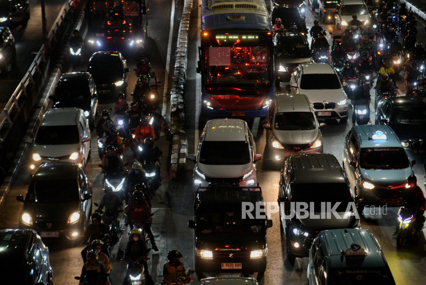 Pengendara terjebak kemacetan di Tol Dalam Kota Jalan Gatot Subroto, Jakarta, Jumat (5/4/2024). Berdasarkan pantauan Republika pada pukul 21.30 WIB, kondisi lalu lintas Tol Dalam Kota padat merayap lantaran hari ini merupakan hari terakhir bekerja bagi karyawan swasta maupun Aparatur Sipil Negara (ASN) sebelum libur Lebaran 2024. Arus mudik Lebaran 2024 diperkirakan mulai terjadi pada hari ini Jumat (5/4).