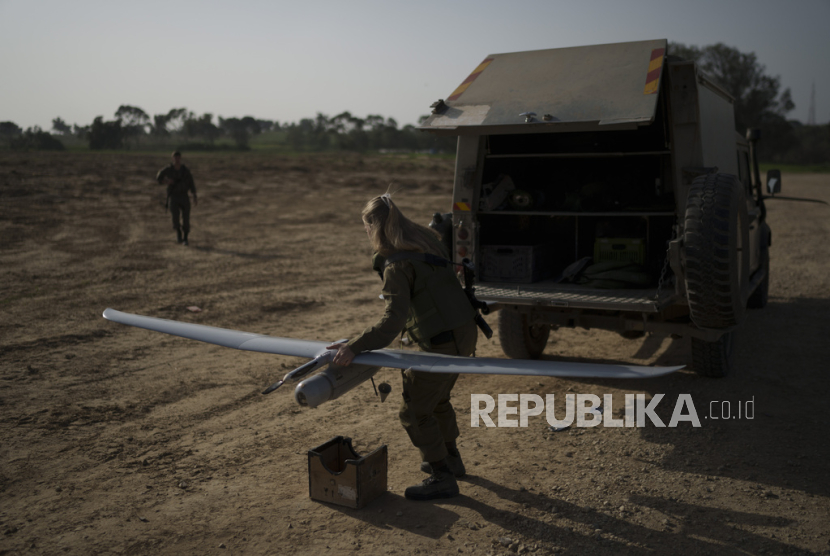 Seorang tentara Israel mempersiapkan drone untuk diluncurkan di dekat perbatasan Israel-Gaza, Israel selatan, Selasa, (9/1/2024).