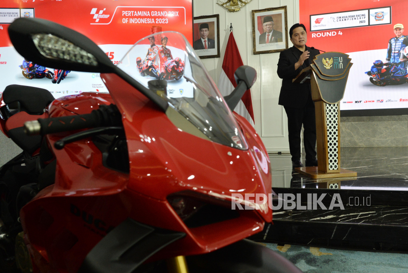 Menteri BUMN Erick Thohir memberikan keterangan saat kegiatan Press Briefing Asia Road Racing Championship (ARRC) dan MotoGP 2023 di Jakarta, Kamis (13/7/2023). 
