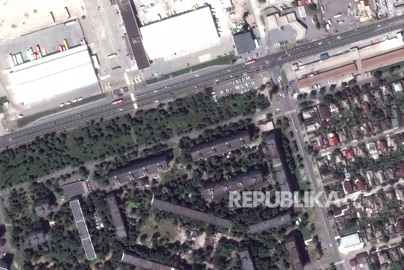 Gambar satelit yang disediakan oleh Maxar Technologies ini menunjukkan pemandangan gedung apartemen sebelum invasi Rusia di distrik Zhovtnevyi di barat Mariupol, Ukraina, pada 21 Juni 2021.