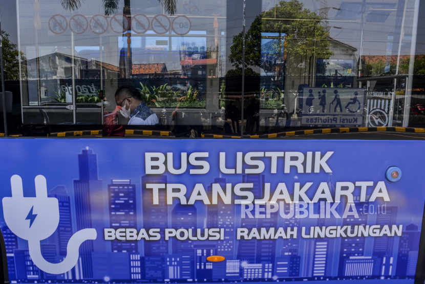 Karyawan duduk di dalam bus listrik Transjakarta saat peluncuran di Jakarta, Jumat (10/9). PT Transportasi Jakarta (Transjakarta) meluncurkan Bus Listrik Higer untuk menjalani uji coba tahap kedua. Pemerintah Provinsi DKI Jakarta menargetkan pada tahun 2025 penggunaan 5.000 bus listrikTransjakarta untuk mengurangi polusi udara.