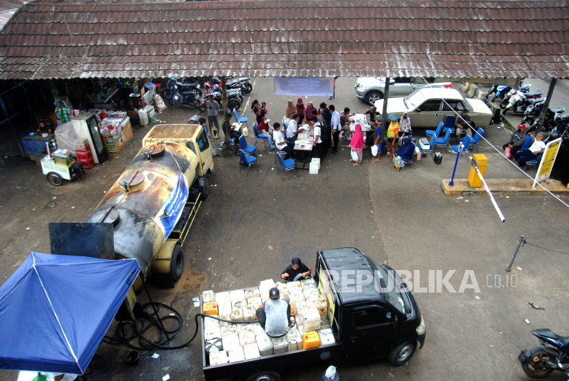 Sejumlah warga antre membeli minyak goreng curah saat operasi pasar di Pasar Merdeka, Kota Bogor. Pada 2023, Pemot Bogor menargetkan revitalisasi pasar rakyat dapat dituntaskan.