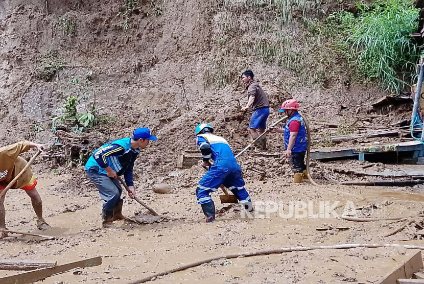 Petugas melakukan pembersihan material sisa longsor yang sempat menutup Jalan Garut-Tasikmalaya, Desa Tenjowaringin, Kecamatan Salawu, Kabupaten Tasikmalaya, Kamis (23/3/2023).