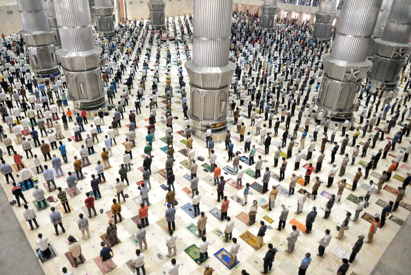 Jamaah melaksanankan ibadah shalat di Masjid Istiqlal