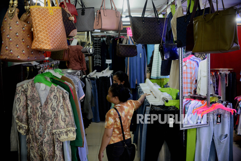 Pengunjung mencari pakaian bekas impor di Jakarta, Kamis (16/3/2023). Pemerintah melarang penjualan pakaian impor bekas karena dianggap mematikan bisnis UMKM dan merugikan industri tekstil dalam negeri.