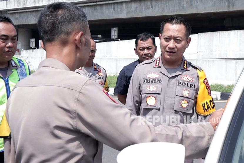 Kapolresta Bandung Kombes Pol Kusworo Wibowo tengah mengecek mobil taksi online yang dicuri oleh begal di Pangalengan, Kabupaten Bandung 