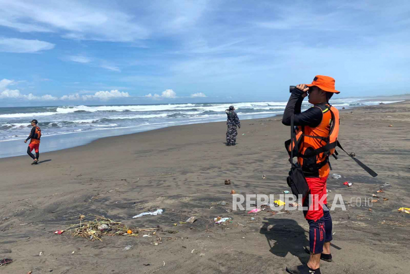 Tim SAR gabungan melakukan penyisiran darat untuk mencari seorang nelayan yang dilaporkan hilang di perairan Pantai Santolo, Kabupaten Garut, Rabu (5/4/2023). Penyisiran laut belum memungkinkan dilakukan lantaran sedang terjadi gelombang tinggi.