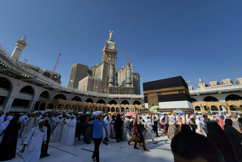 Umat Muslim melakukan Tawaf Perpisahan di sekitar Kabah di Masjidil Haram di Makkah, Arab Saudi, 11 Juli 2022. Lebih Mudah dan Murah, Penonton Piala Dunia 2022 Manfaatkan Skema Umroh Saudi