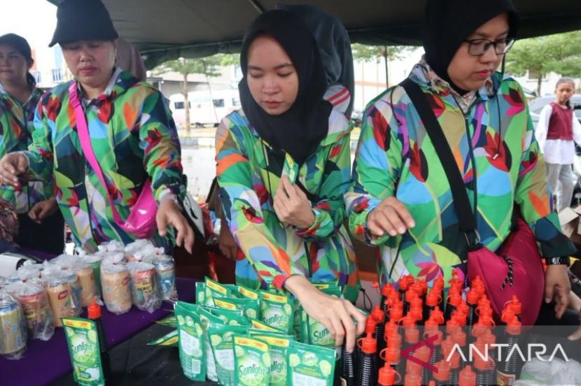 TNI gagas warung amal jual sembako murah kepada warga Kepri.
