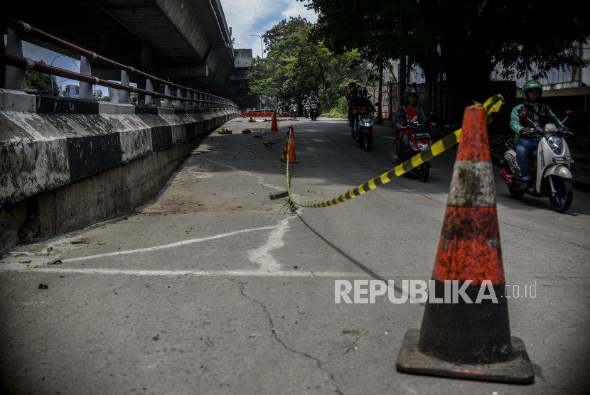 Jalan Raya Cibinong, Cianjur, kembali amblas (Foto: ilustrasi jalan amblas)