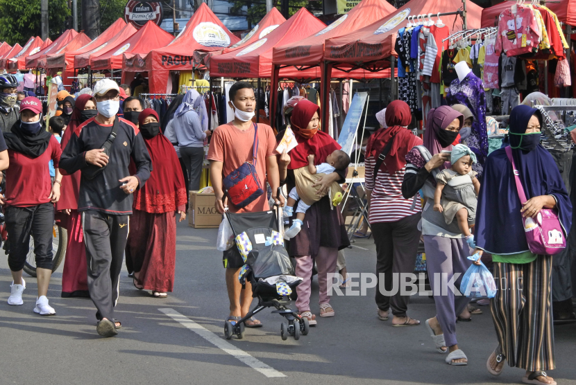 Sejumlah warga melintas di area Car Free Day (CFD) di Jalan Sudirman, Serang, Banten, Ahad (21/6/2020). Pemda setempat membuka kembali area CFD seiring pemberlakuan tatanan normal baru dengan menerapkan protokol kesehatan