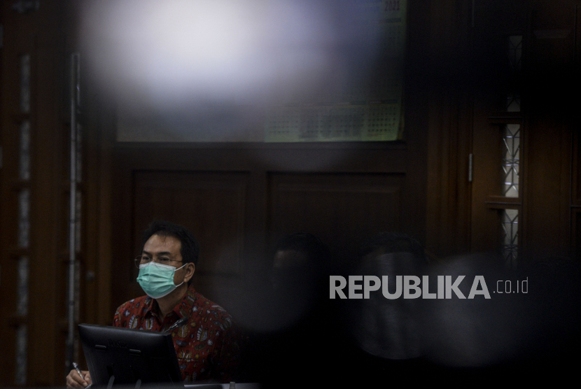 Terdakwa yang juga mantan wakil ketua DPR Azis Syamsuddin saat menjalani sidang di Pengadilan Tipikor, Jakarta, Senin (27/12). Sidang lanjutan tersebut beragendakan mendengarkan keterangan tiga orang saksi yang dihadirkan Jaksa Penuntut Umum (JPU) KPK terkait kasus dugaan suap penanganan perkara korupsi di Lampung Tengah.