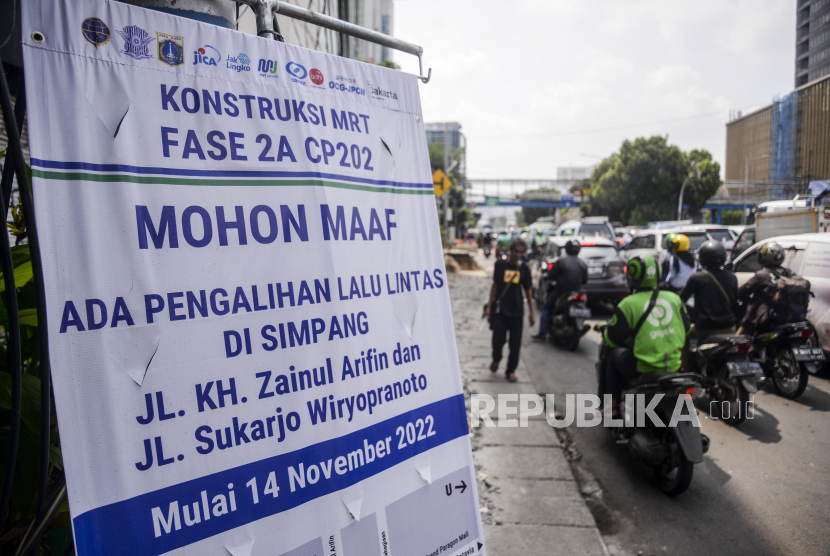 Pengendara melintas di dekat spanduk sosialisasi pengalihan arus lalu lintas di Jalan Gajah Mada, Jakarta. Dishub DKI Jakarta melakukan rekayasa lalu lintas di Jalan Gajah Mada-Hayam Wuruk.