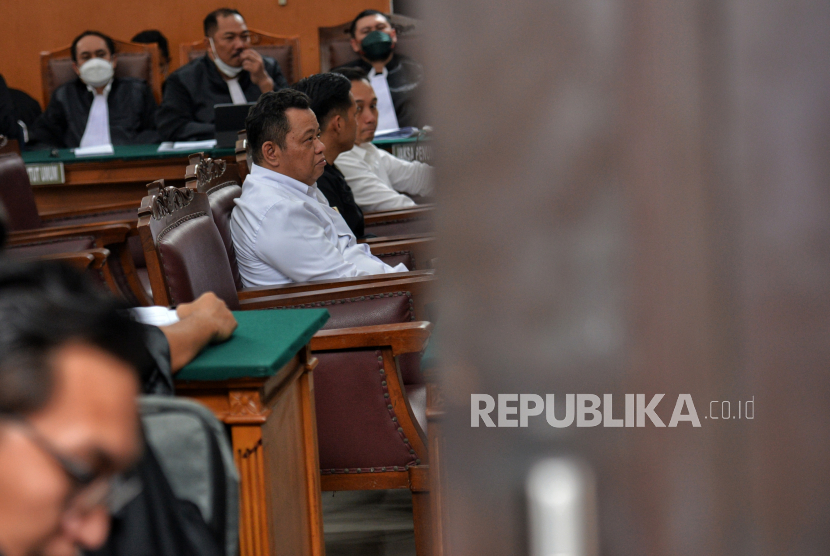 Terdakwa Richard Eliezer (tengah), Kuat Maruf (kanan) dan Ricky Rizal (kiri) bersiap menjalani sidang lanjutan di Pengadilan Negeri Jakarta Selatan, Rabu (7/12/2022). Jaksa penuntut umum (JPU) menghadirkan terdakwa Ferdy Sambo dan Kepala Biro Provos Divpropam Polri Brigjen Benny Ali sebagai saksi dalam sidang lanjutan terkait perkara dugaan pembunuhan berencana terhadap Brigadir Nofriansyah Yosua Hutabarat alias Brigadir J. Republika/Thoudy Badai