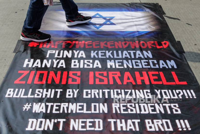 Warga menginjak spanduk bergambarkan Bendera Israel (ilustrasi). Berdirinya Israel tak lepas dari gerakan zionisme internasional  