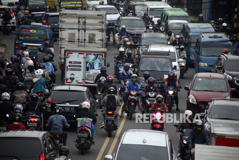 Suasana kepadatan kendaraan bermotor di Jalan Raya Kedung Halang,  Bogor, Jawa Barat, Jumat (8/5/2020). Meski telah diterapkan Pembatasan Sosial Berskala Besar (PSBB) untuk memutus mata rantai penyebaran COVID-19 oleh pemerintah, tetapi masih ada sebagian dari masyarakat yang mengabaikan kebijakan tersebut