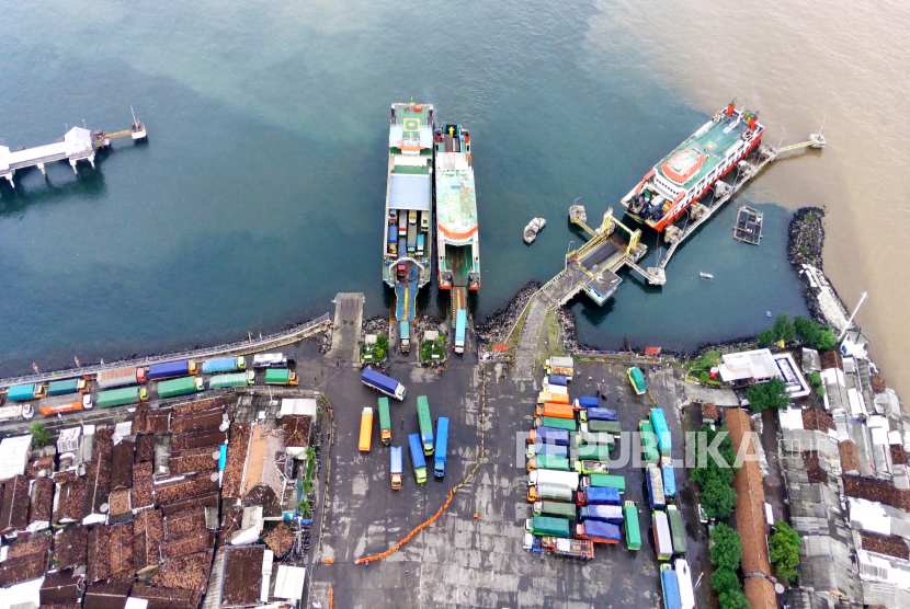 Foto udara antrean truk di dermaga LCM Pelabuhan Ketapang Banyuwangi, Jawa Timur, Kamis (14/4/2023). PT ASDP Indonesia Ferry (Persero) dan Balai Pengelola Transportasi Darat (BPTD) memprediksi puncak arus balik kedua di lintasan Jawa-Bali ini pada akhir pekan ini. 