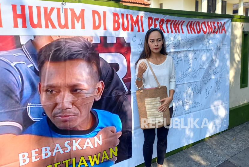 Kartini dan Rudi Irawan orang tua Pegi Setiawan, puluhan pengacara dan simpatisan berada di Pengadilan Negeri Bandung untuk mengikuti sidang praperadilan gugatan tersangka Pegi Setiawan, Senin (1/7/2024). 