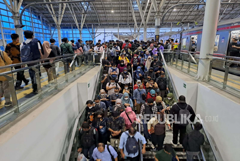 Kondisi kepadatan penumpang KRL di Stasiun Manggarai, Jakarta Selatan, Selasa (21/2/2023). 