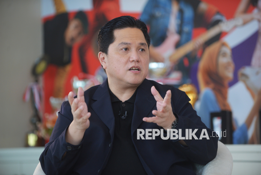 Menteri Pemuda dan Olahraga Erick Thohir saat diwawancarai Republika di Kantor Kemenpora, Jakarta, Senin (22/9/2025).