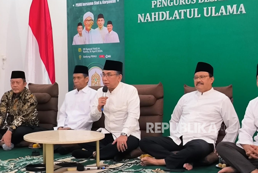 Ketua Umum Pengurus Besar Nahdlatul Ulama (PBNU), KH Yahya Cholil Staquf saat konferensi pers isu-isu mutakhir pasca Idul Fitri 1445 H di Gedung PBNU, Kamis (18/4/2024).