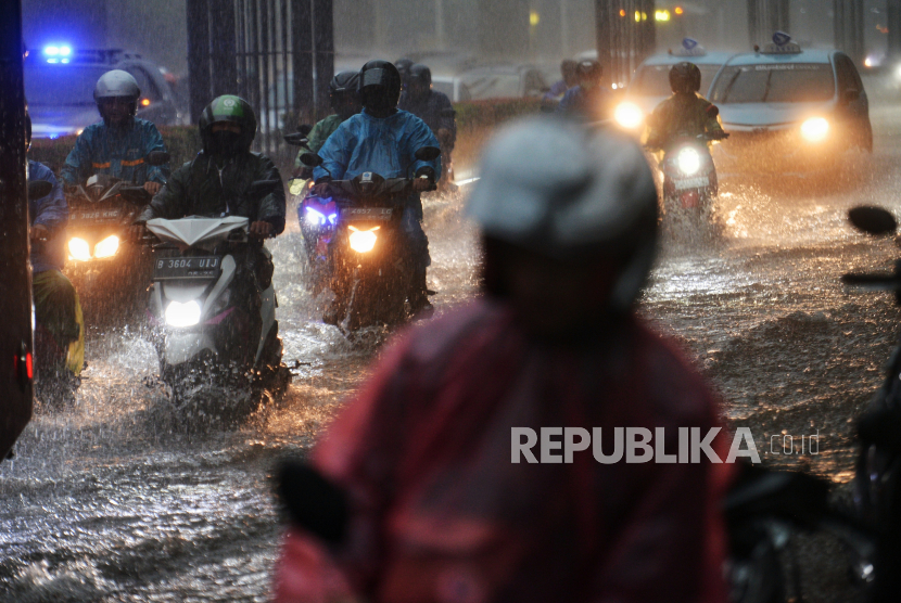 Pengendara menerobos genangan air yang menutupi ruas jalan H.R Rasuna Said, Jakarta, Rabu (3/4/2024). Sebagian wilayah Jakarta diprakirakan hujan pada Rabu (17/4/2024).