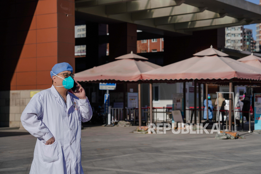  Seorang dokter berbicara melalui ponselnya di rumah sakit Chaoyang di Beijing, Tiongkok, 21 Desember 2022. Pihak berwenang Tiongkok telah melaporkan lima kematian lagi karena klinik demam atau ruang konsultasi dan tempat tidur rumah sakit telah dipasang di seluruh negeri. Kasus Covid-19 terus menyebar saat Beijing melonggarkan langkah-langkah pengendalian pandemi.