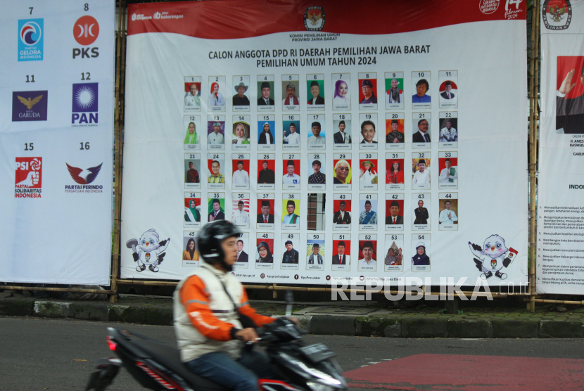 A billboard listing the candidates of DPD RI in the West Java Electoral District 2024 General Election, installed by the Election Commission (KPU) of West Java Province, on Jalan Sumatra, Bandung City, Thursday (18/1/2024). KPU continues to conduct socialization and education to improve participation and understanding of the public in the 2024 elections.