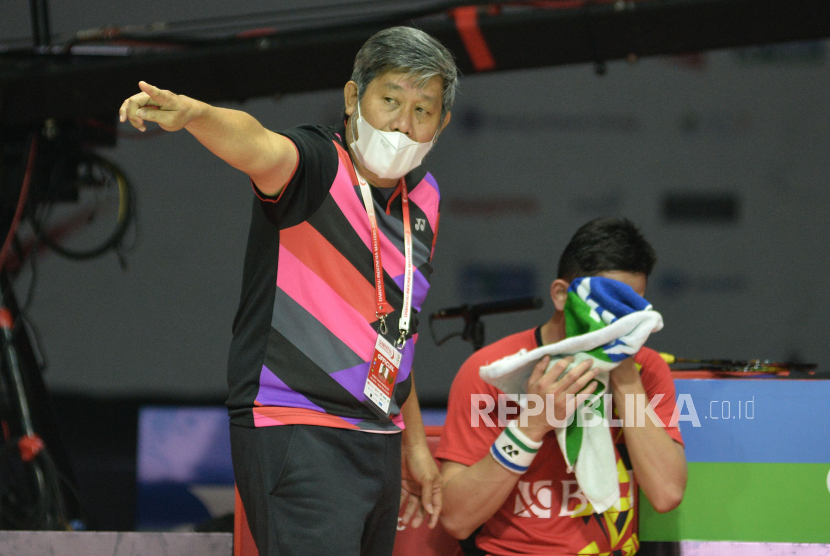 Pelatih bulu tangkis Indonesia Herry Iman Pierngadi memberikan instruksi saat babak final Indonesia Master 2022 di Istora Senayan, Jakarta, Ahad (12/6/2022).