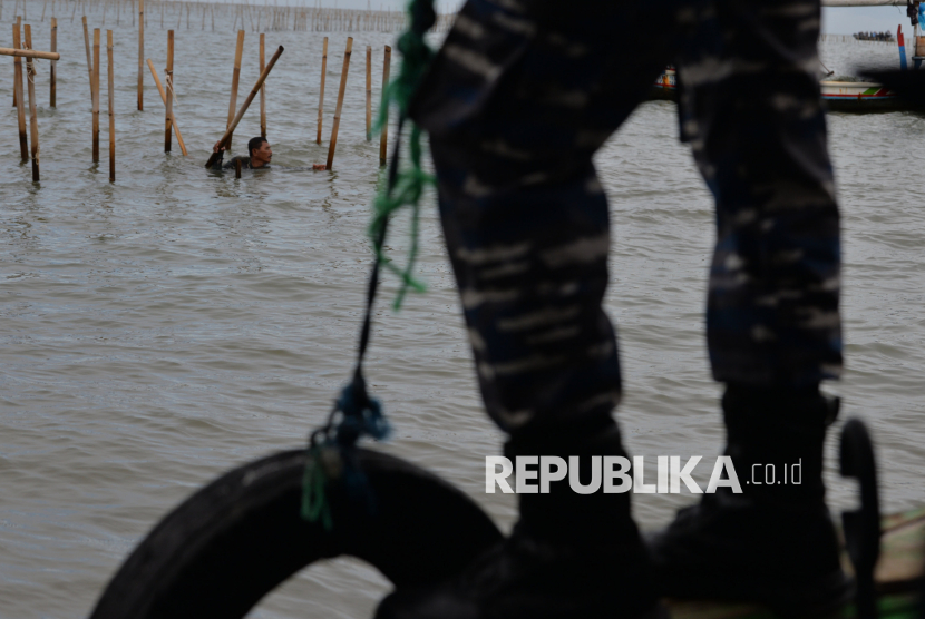 Personil TNI AL bersama warga membongkar pagar laut di Perairan Tanjung Pasir, Kabupaten Tangerang, Banten, Sabtu (18/1/2025). TNI Angkatan Laut bersama dengan nelayan membongkar pagar laut misterius sepanjang 30,16 km di Kabupaten Tangerang, secara manual. Pembongkaran pagar laut dipimpin langsung oleh Komandan Pangkalan Utama AL (Danlantamal) III Jakarta Brigadir Jenderal (Mar) Harry Indarto.