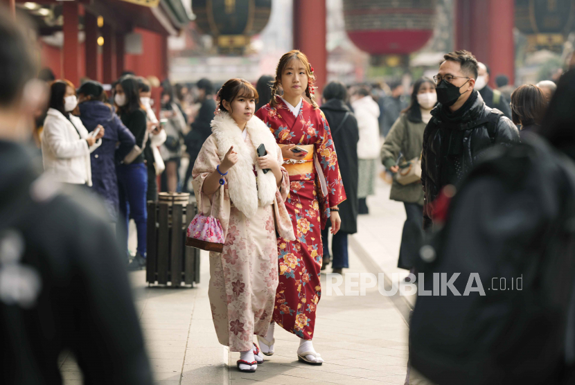 Wisatawan mengenakan pakaian kimono tradisional Jepang mengunjungi kuil Buddha Sensoji di Tokyo..